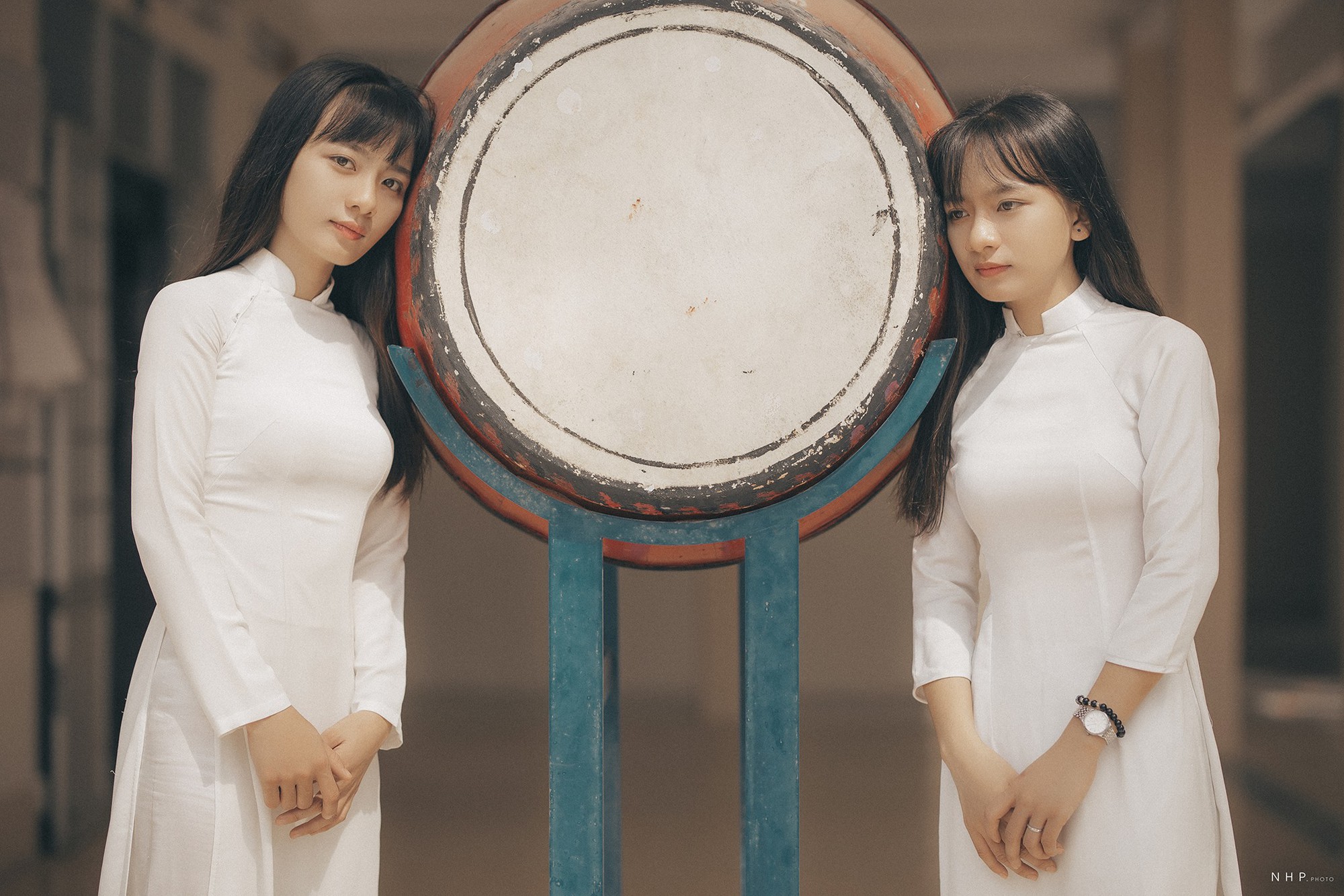 Cặp chị em sinh đôi Vũng Tàu sở hữu đôi mắt đẹp hút hồn trong loạt ảnh chia tay trường cấp 3